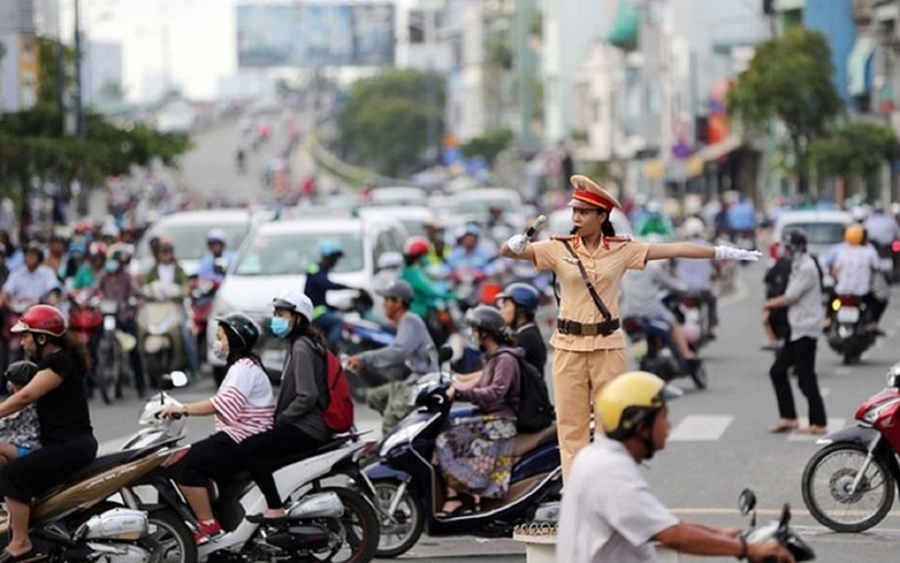 Khi vượt xe, không bắt buộc phải sử dụng tín hiệu còi, nhưng bắt buộc phải sử dụng tín hiệu bằng đèn hoặc còi. Ảnh minh họa