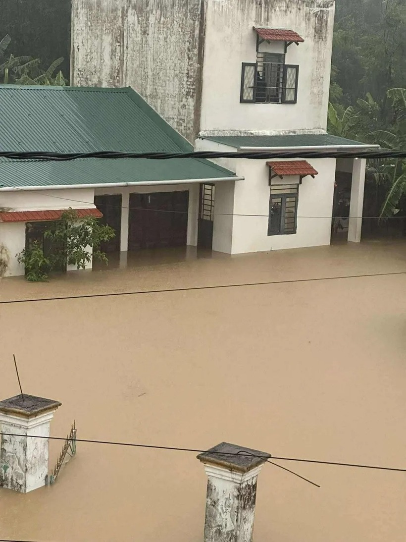 Nhiều nhà dân ở vùng rốn lũ Quảng Nam bị nước lũ tấn công