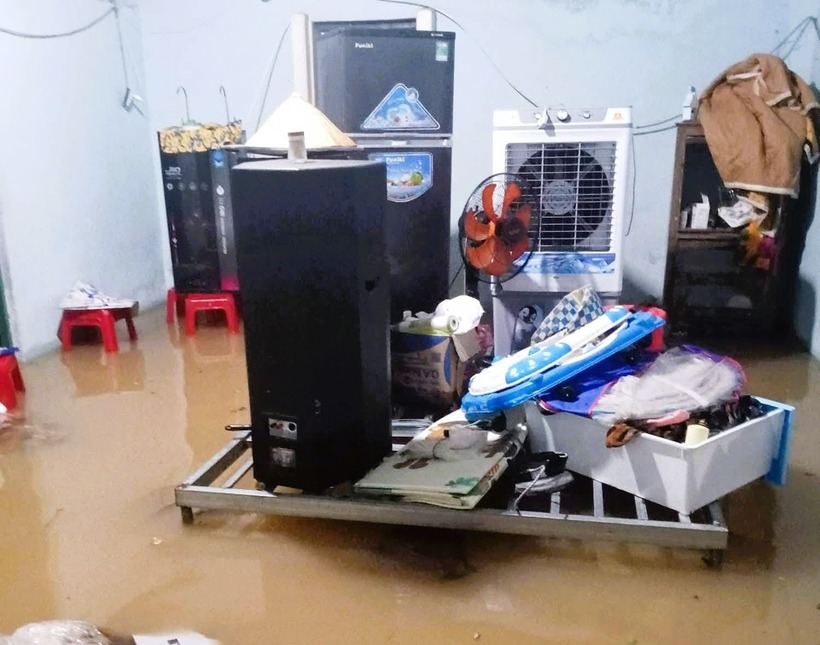 Người dân phải kê đồ đạc lên cao, "chạy lũ"