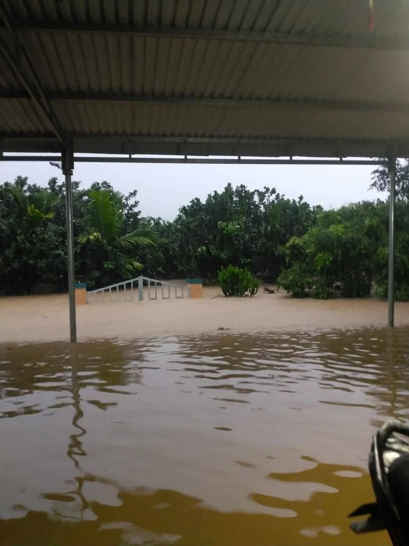 Cổng nhà dân bị nước lũ "nuốt chửng".