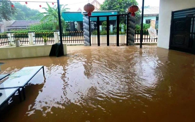 Nước tràn hết vào nhà dân