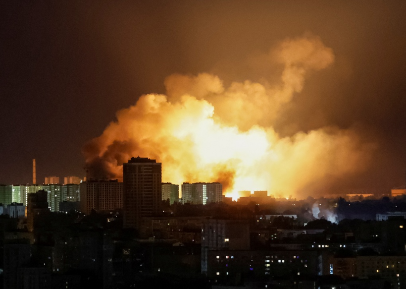 Một vụ nổ ở Kiev trong trận tập kích của Nga hồi tháng 5. (Ảnh: Reuters).