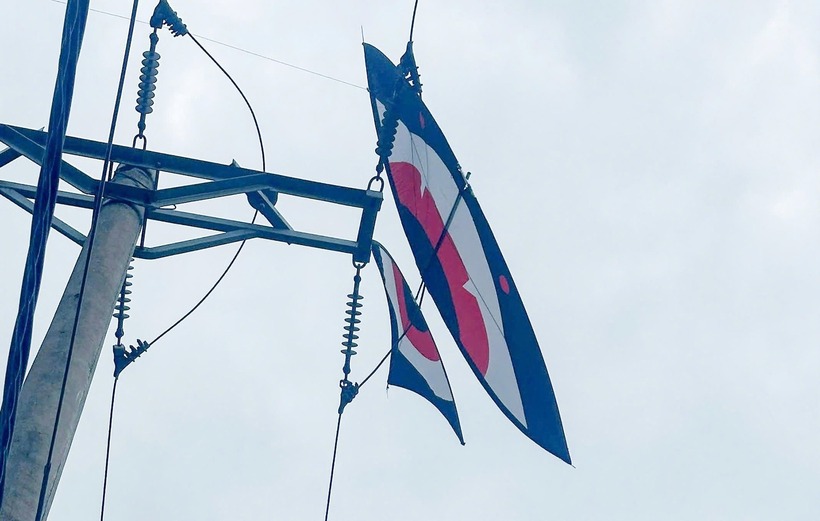 Chiếc diều không may bị vướng vào đường dây điện 110kV. Ảnh: Vietnamnet.