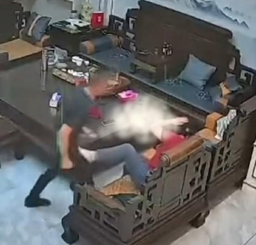 Anh chồng hung hăng, thượng cẳng chân hạ cẳng tay, đánh đấm và tát túi bụi vào mặt vợ. Ảnh: 163.