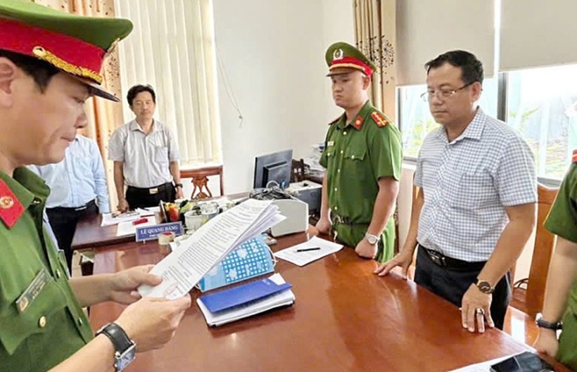 Cảnh sát đọc lệnh bắt ông La Mai Đình Hòa (đeo kính). Ảnh: VnExpress