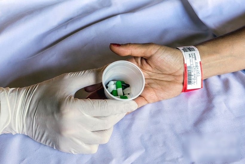 Y tá đưa nhầm thuốc khiến bệnh nhân tử vong thương tâm. Ảnh minh họa: Science Photo Gallery