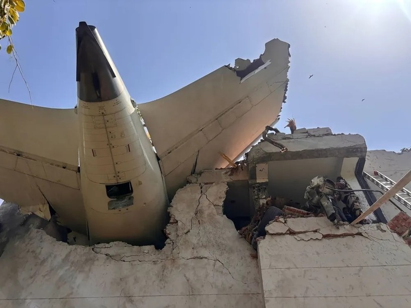 Phần đuôi máy bay trên nóc toà nhà. Ảnh: X.