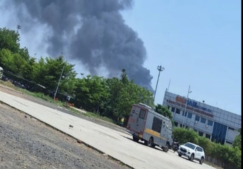 Khói đen bốc lên dày đặc. Ảnh: DNA INDIA