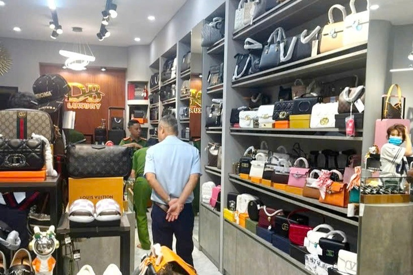 Lực lượng chức năng phát hiện hộ kinh doanh có dấu hiệu buôn bán hàng giả. Ảnh: Báo Dân trí.