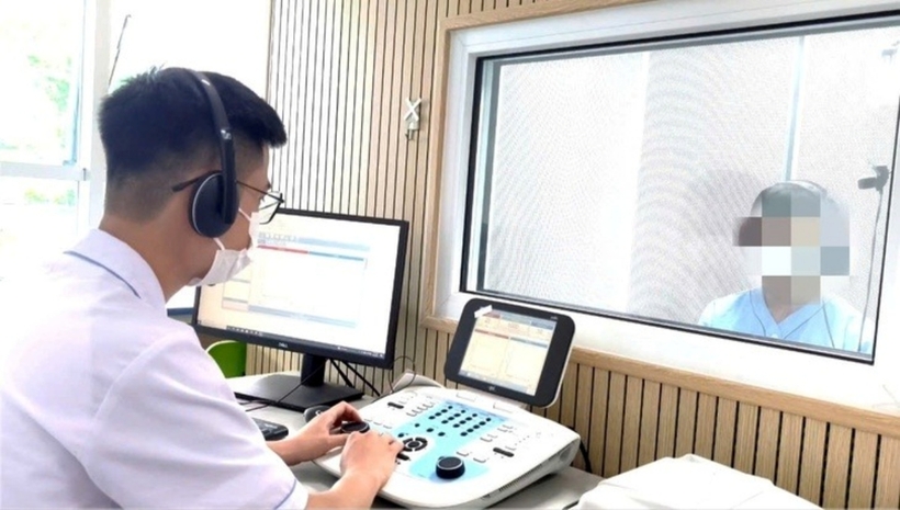 Các bác sĩ tiến hành đo thính lực cho người bệnh sau điều trị. Ảnh: Tuổi Trẻ Online