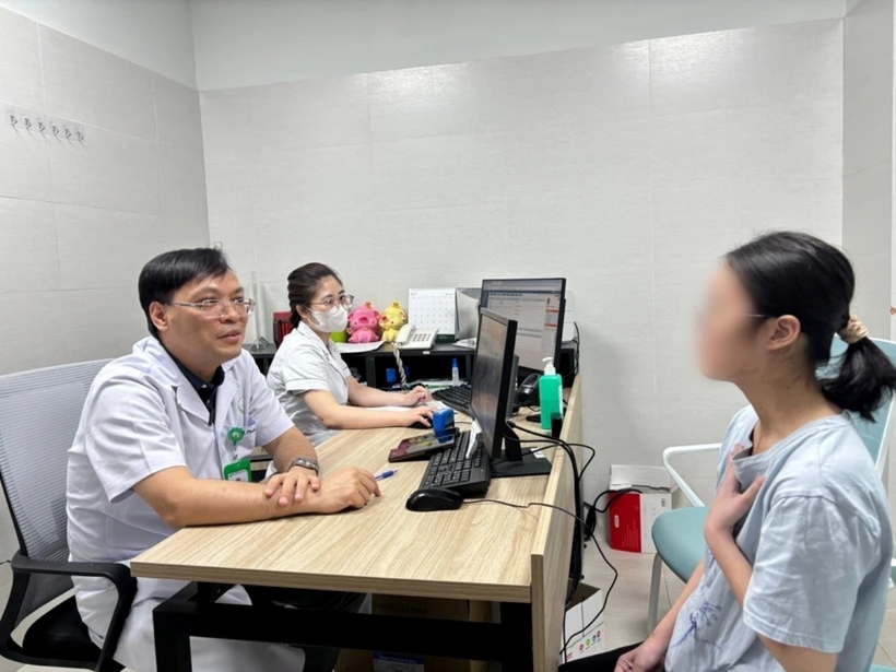Nữ bệnh nhân khám lại sau 1 tháng xuất viện. Ảnh: VietnamPlus