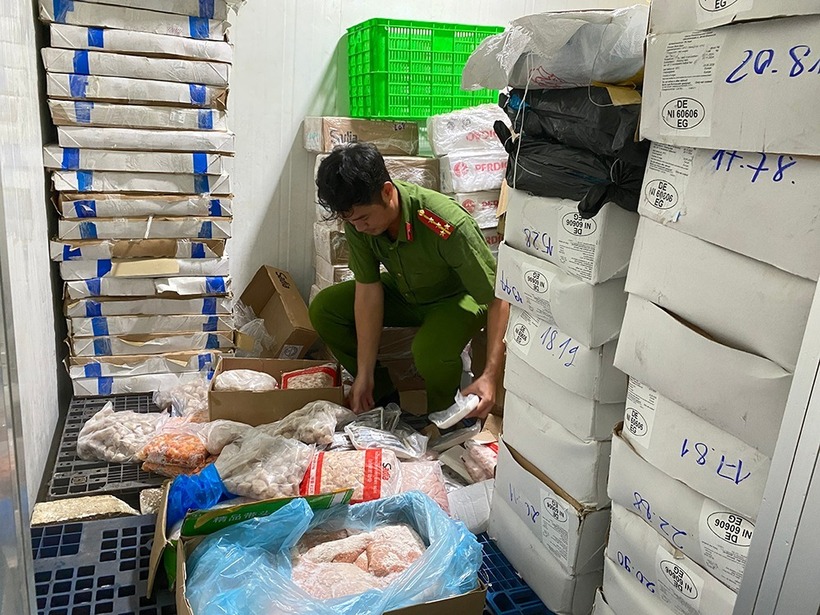 Lực lượng chức năng kiểm tra công ty kinh doanh thực phẩm tại xã Tân Nhựt, huyện Bình Chánh. Ảnh: Vietnamnet.