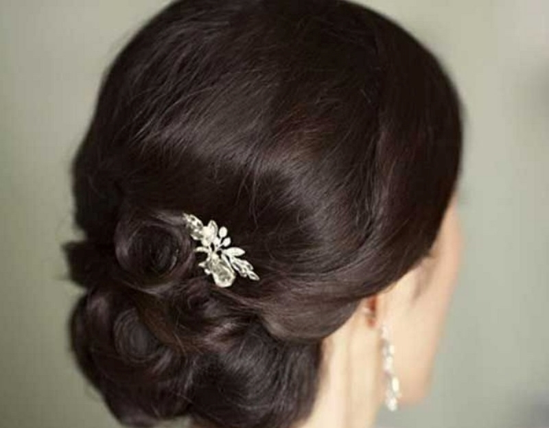 KIểu tóc búi thấp là chị em có thể đội thêm mấn áo dài nhưng không ảnh hưởng đến kiểu tóc.