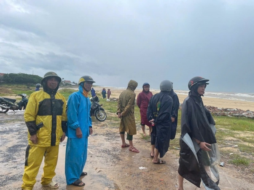 Tìm kiếm 2 vợ chồng mất tích khi đi cất rớ trên sông Dinh. (Ảnh: VOV)