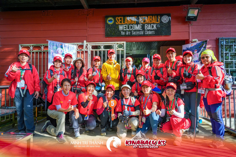 Cô Chiến cùng đồng đội xuất sắc thành công chinh phục đỉnh núi