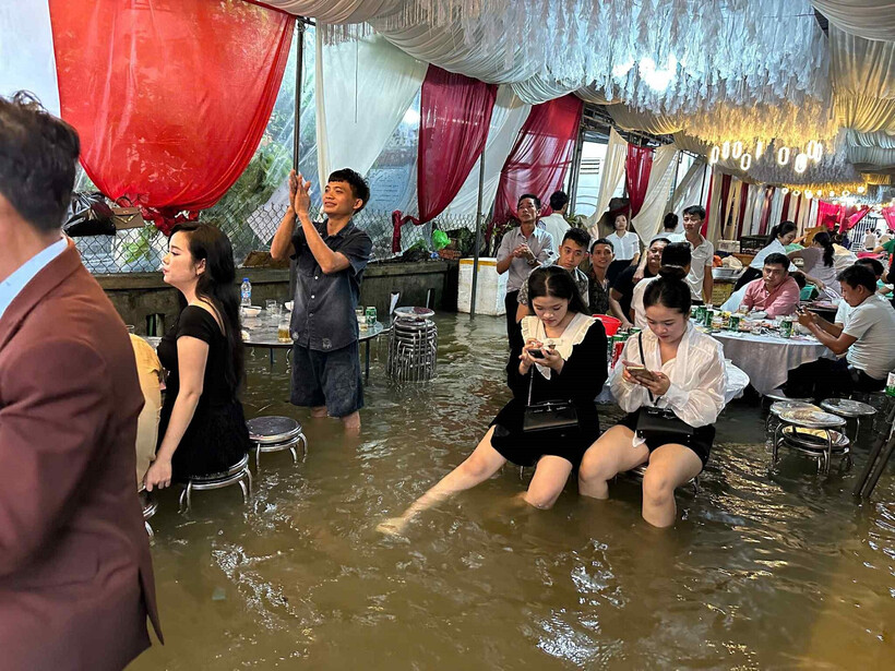 Rất nhiều khách vẫn lội nước đến dự đám cưới. Ảnh: Vietnamnet