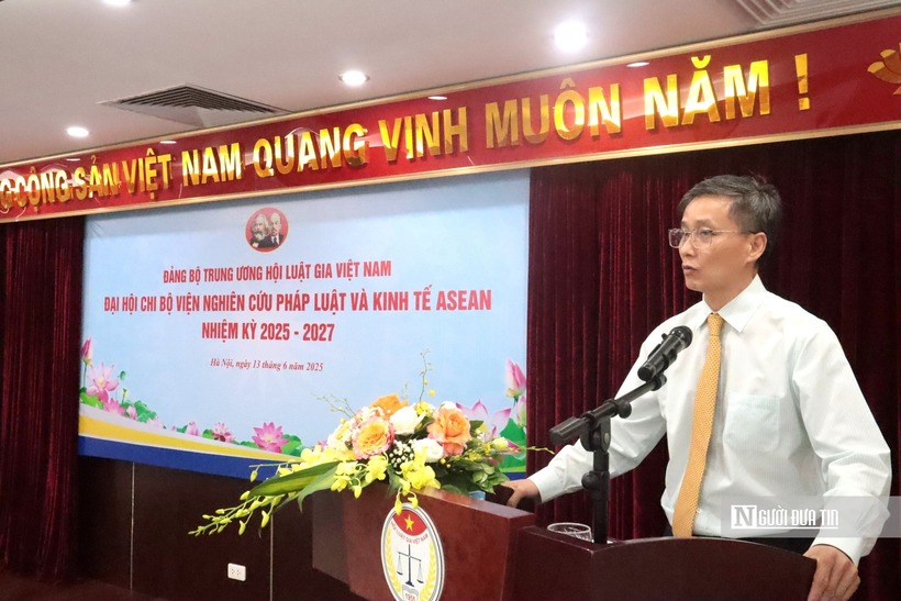 Đồng chí Nguyễn Khánh Ngọc - Bí thư Đảng uỷ, Chủ tịch Hội Luật gia Việt Nam phát biểu chỉ đạo đại hội.