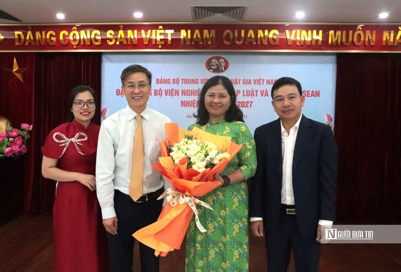 Đồng chí Nguyễn Khánh Ngọc - Bí thư Đảng uỷ, Chủ tịch Hội Luật gia Việt Nam tặng hoa chúc mừng Chi ủy.
