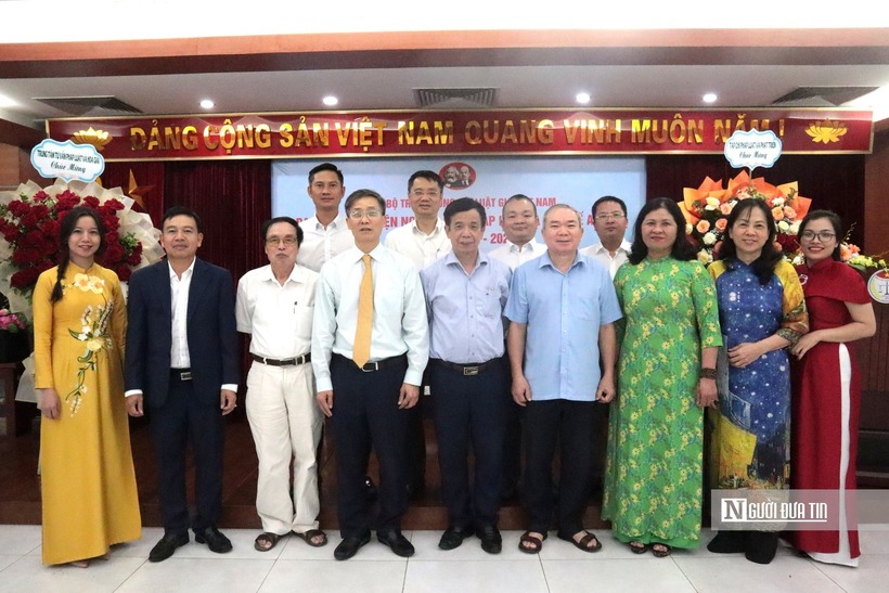 Đồng chí Nguyễn Khánh Ngọc - Bí thư Đảng uỷ, Chủ tịch Hội Luật gia Việt Nam chụp ảnh lưu niệm cùng các đảng viên tham dự đại hội.