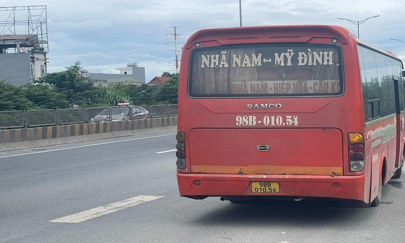 Nhiều xe khách đã bị phát hiện dừng, đỗ sai quy định để trả và nhận hàng.