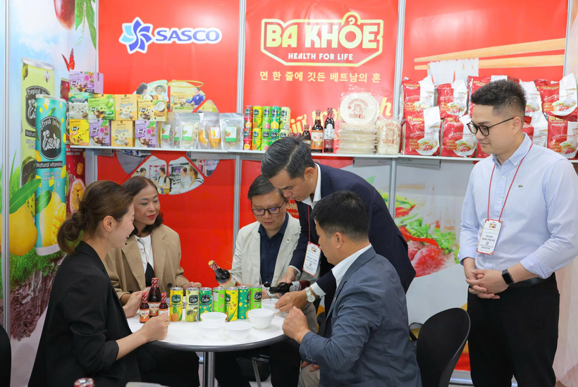 Đối tác, đại lý tìm hiểu nước mắm Uncle ba và Phú Nhĩ tại gian hàng SASCO