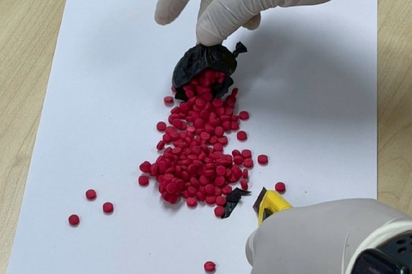 Một trong ba gói ma túy đã bị vỡ, rò rỉ ra ngoài và đe dọa tính mạng bệnh nhân. Ảnh: Báo Thanh niên.