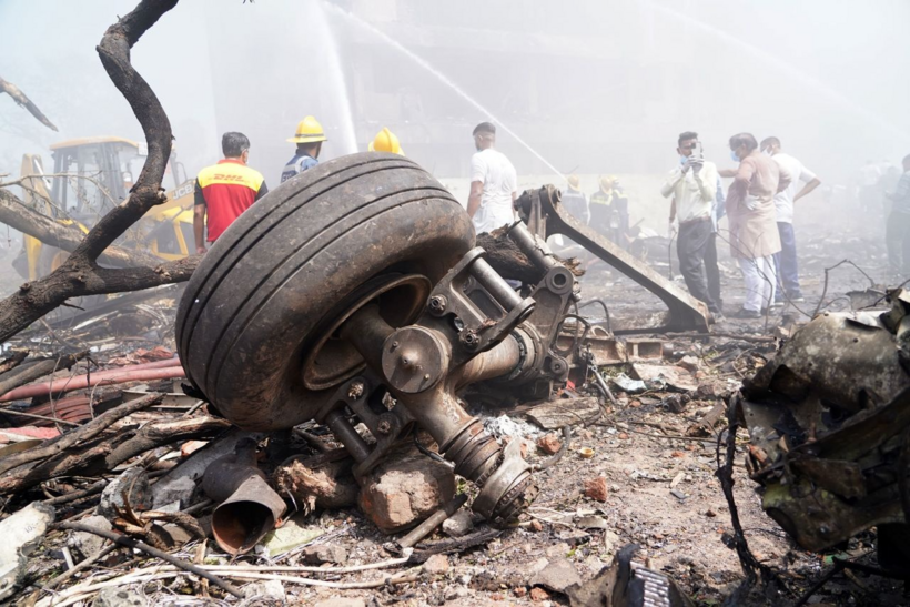 Hiện trường rơi máy bay ở Ấn Độ. Ảnh: Reuters