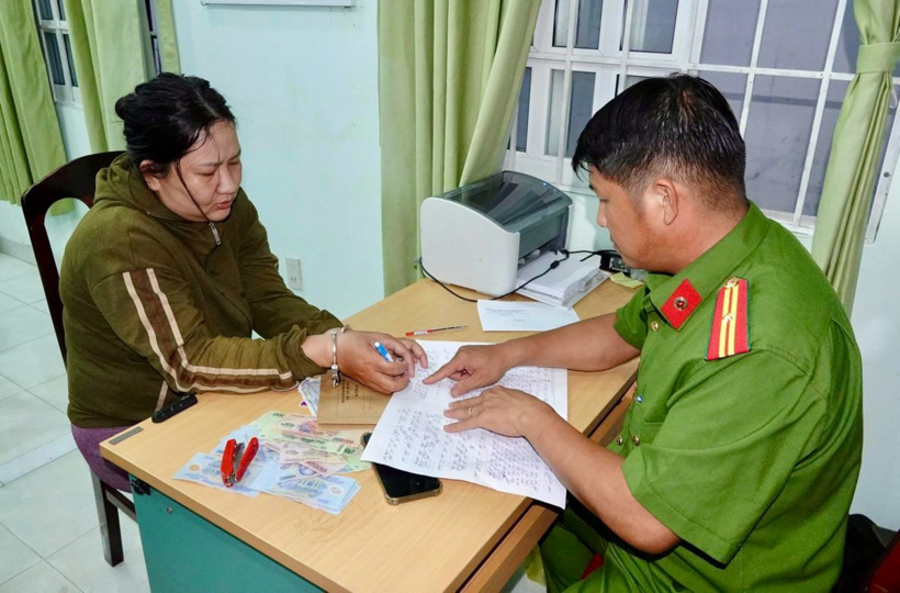 Đối tượng Nguyễn Thị Kim Ánh làm việc với công an. Ảnh: Lao Động