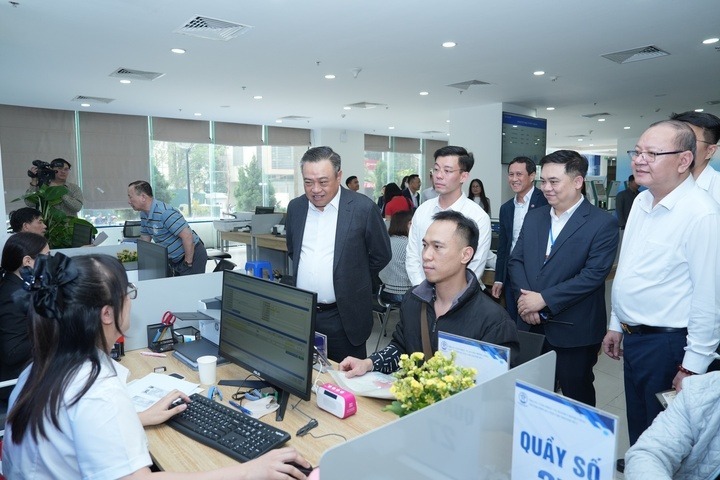 Chủ tịch UBND TP Hà Nội Trần Sỹ Thanh kiểm tra công tác giải quyết thủ tục hành chính tại Trung tâm Phục vụ hành chính công. (Ảnh: Báo Tin tức và Dân tộc)