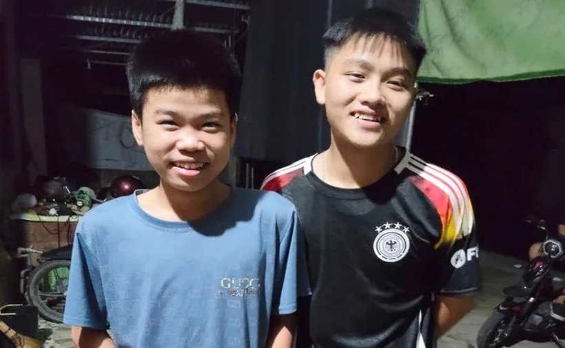 Hai học sinh ở huyện Thanh Chương, tỉnh Nghệ An nhặt được vàng và đi báo công an để tìm người đánh rơi. (Ảnh: PLO)