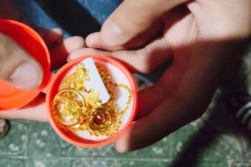 Số trang sức màu vàng mà em Tuấn và Chí nhặt được, sau đó đưa đi báo công an để tìm người đánh rơi. (Ảnh: PLO)