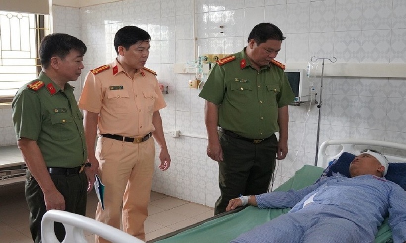 Đồng chí Phó Giám đốc Công an tỉnh đã gửi lời động viên, chia sẻ sâu sắc tới đồng chí Trung và gia đình. Ảnh: Công an Hòa Bình.