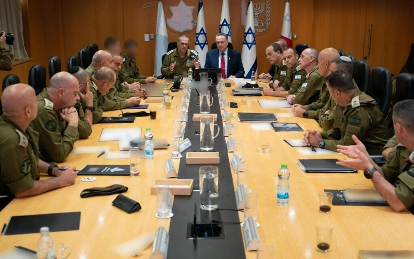Bộ trưởng Quốc phòng Israel Katz (giữa bên phải) gặp Tổng tham mưu trưởng IDF, Trung tướng Eyal Zamir (giữa bên trái) và các thành viên cấp cao của quân đội trước chiến dịch của Israel chống lại chương trình hạt nhân của Iran, ngày 12/6/2025. (Ảnh: Bộ Quốc phòng Israel)