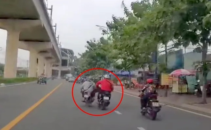 Camera ghi lại hình ảnh nam thanh niên đi xe máy bị đạp ngã. (Ảnh: Tiền phong)