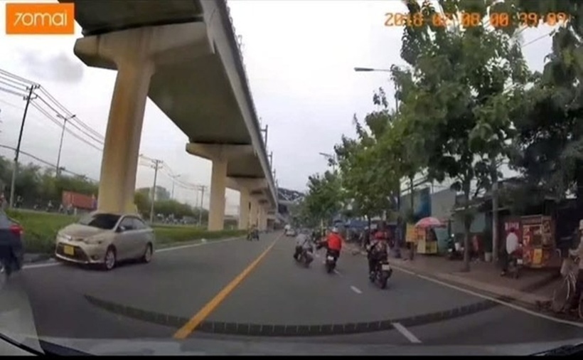 Nam thanh niên đạp ngã xe người đi đường ở TP.HCM bị công an mời làm việc. (Ảnh: Lao động)