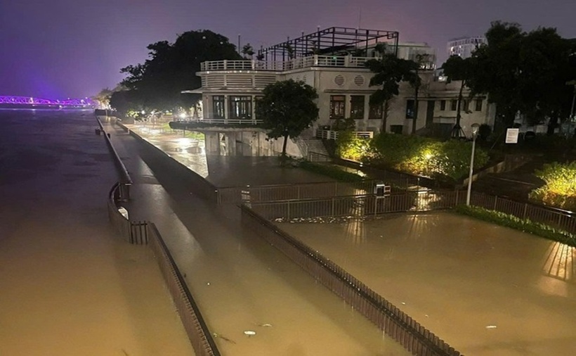 Ngay từ tối 12/6, cầu đi bộ gỗ lim đã bị ngập. (Ảnh: Người lao động)