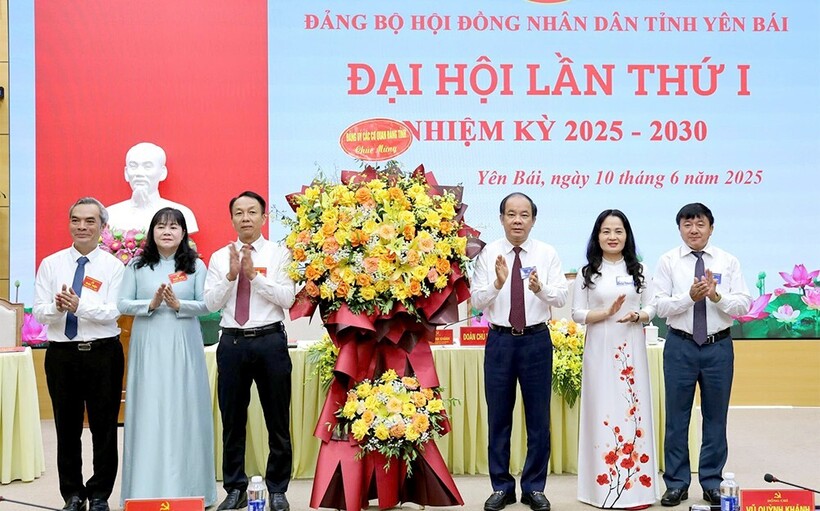 Đồng chí Tạ Văn Long - Phó Bí thư Thường trực Tỉnh ủy, Chủ tịch HĐND tỉnh, Bí thư Đảng ủy các cơ quan Đảng tỉnh chúc mừng Đại hội.
