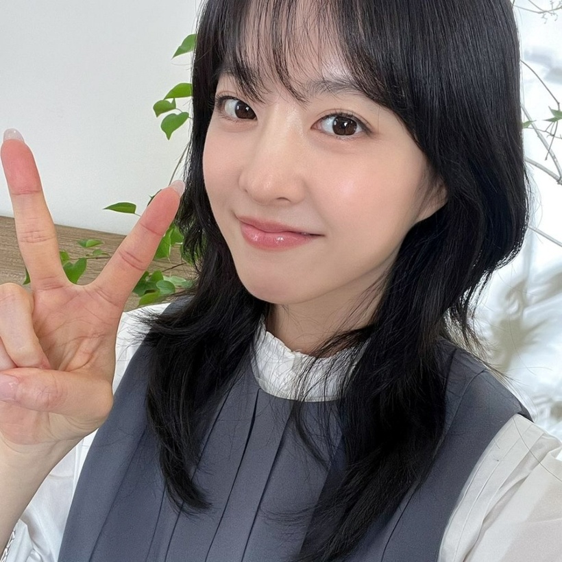 Park Bo Young luôn chú ý uống nước, mang theo kem chống nắng.