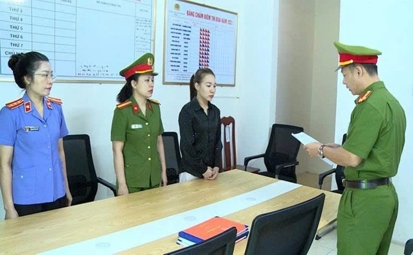 Cơ quan chức năng tống đạt quyết định khởi tố bị can đối với Nguyễn Thị Mai. (Ảnh: Công an Thái Bình)