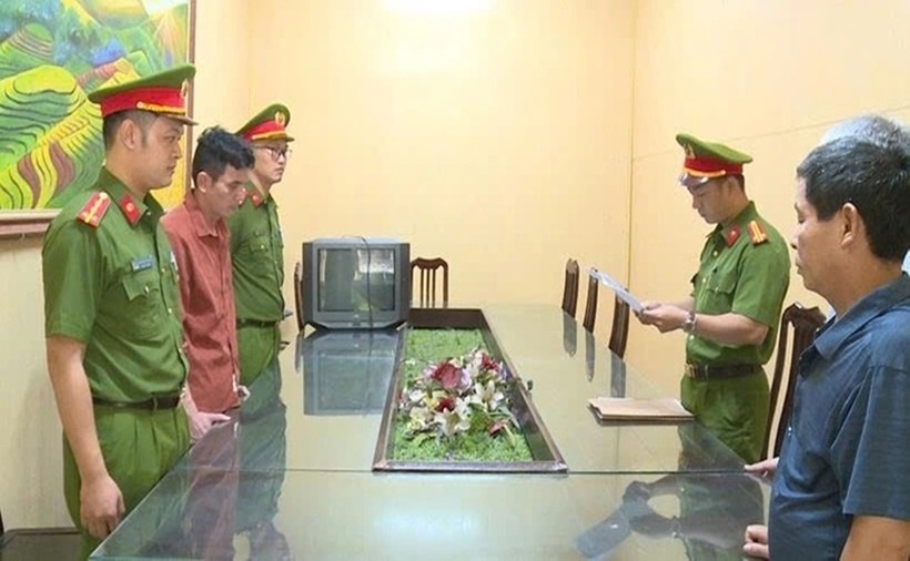 Cơ quan chức năng tống đạt quyết định khởi tố bị can đối với Đào Văn Thành. (Ảnh: Công an Thái Bình)