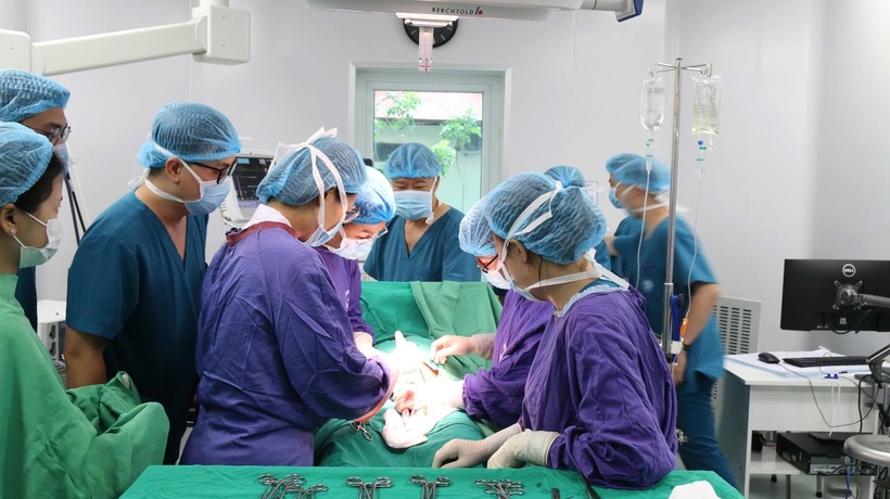 Các bác sĩ nhanh chóng hội ý, quyết định chuyển sản phụ đến phòng mổ thực hiện phẫu thuật cấp cứu ngay lập tức. Ảnh: BVCC