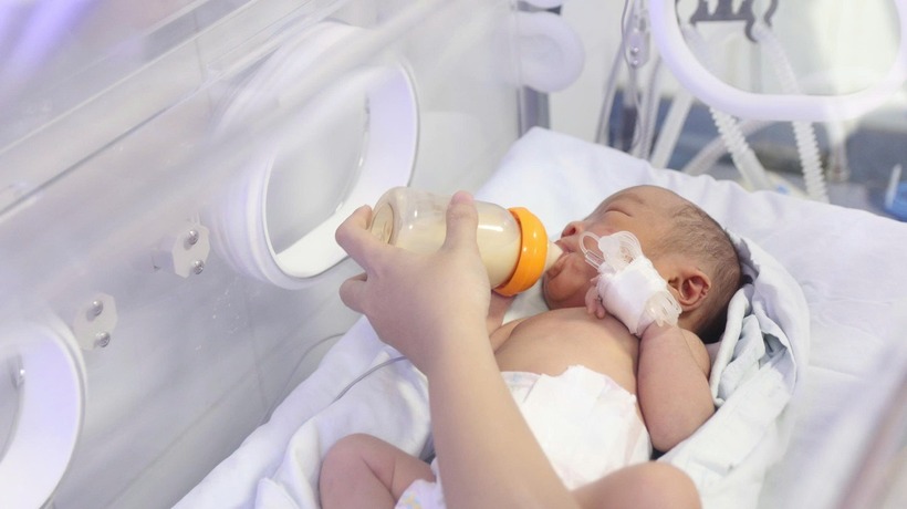 Sau khi chào đời, trẻ được các bác sĩ theo dõi, chăm sóc đặc biệt. Ảnh: BVCC