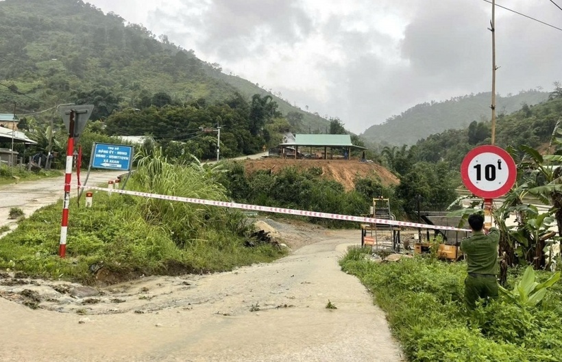 Công an xã AXan, huyện Tây Giang giăng dây cảnh báo khu vực đang bị ngập sâu. (Ảnh: VOV)