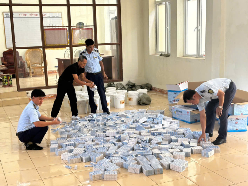 Phát hiện 5.400 tuýp thuốc trị ngứa ngoài da và 400 lít sirô mạch nha đựng trong 20 thùng nhựa, xuất xứ Trung Quốc là hàng nhập lậu.