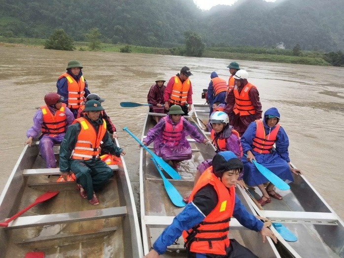 Lực lượng chức năng cùng người dân địa phương tổ chức tìm kiếm 2 người phụ nữ mất tích. (Ảnh: Người lao động)