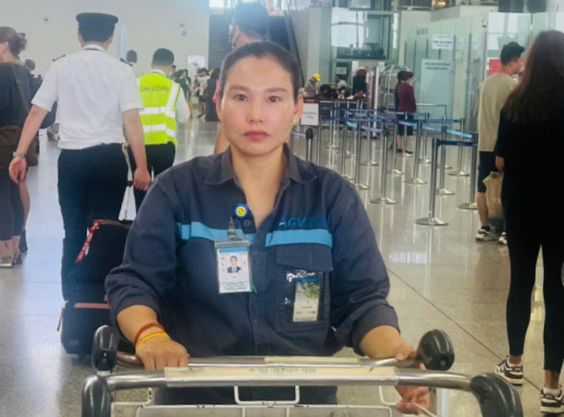 Chị Nguyễn Thị Tâm, nhân viên Đội Xe đẩy thuộc Cảng hàng không quốc tế Nội Bài