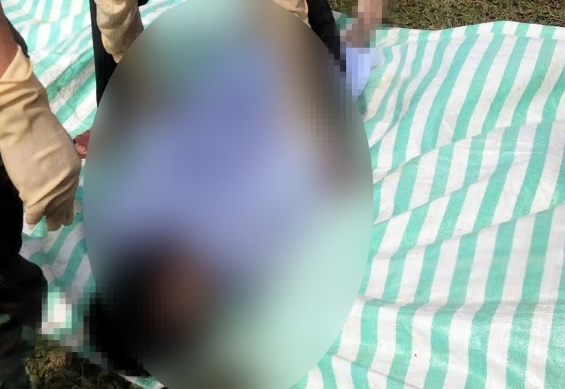 Thi thể 1 trong 4 người mất tích do mưa lũ ở Quảng Bình. Ảnh: Báo Lao Động.