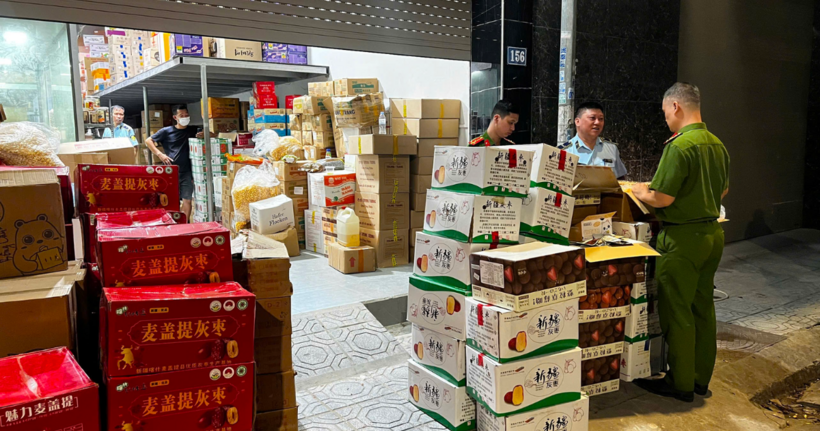 Phát hiện 62 thùng kẹo socola, táo đỏ không rõ nguồn gốc tại số 156 La Phù (xã La Phù, huyện Hoài Đức).