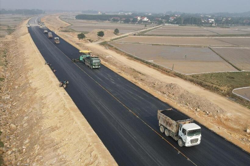 Phó Thủ tướng Nguyễn Chí Dũng yêu cầu Bộ Xây dựng chỉ đạo các chủ đầu tư, nhà thầu hoàn thành toàn bộ 5 dự án thành phần đường bộ cao tốc trong năm 2025, đúng và vượt tiến độ so với hợp đồng đã ký kết, bảo đảm chất lượng công trình. Ảnh minh hoạ
