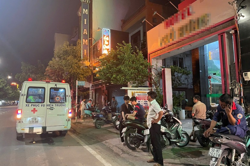Xe cứu thương đưa thi thể nạn nhân đi. Ảnh: Dân Trí.